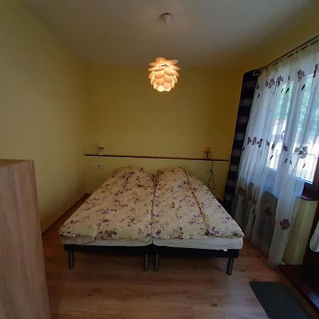 Gyopar Gyoengye Apartmanhaz Orosháza Exteriör bild