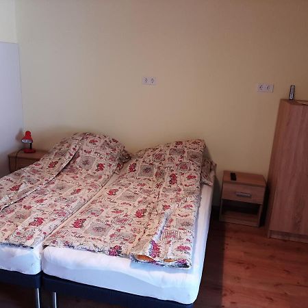 Gyopar Gyoengye Apartmanhaz Orosháza Exteriör bild