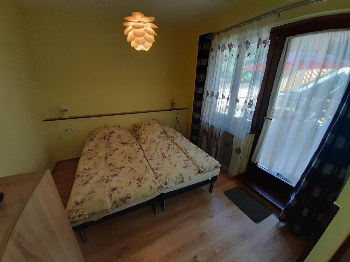 Gyopar Gyoengye Apartmanhaz Orosháza Exteriör bild