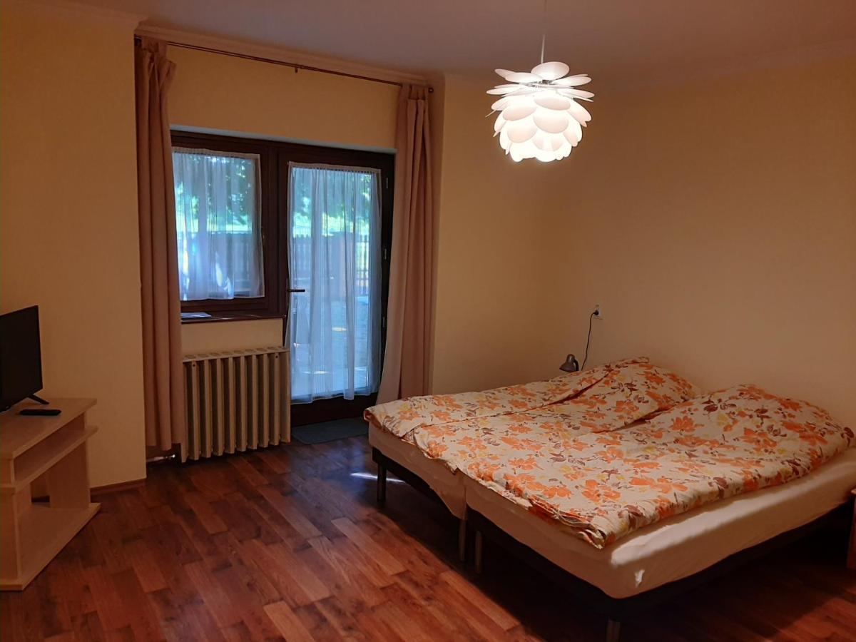 Gyopar Gyoengye Apartmanhaz Orosháza Exteriör bild