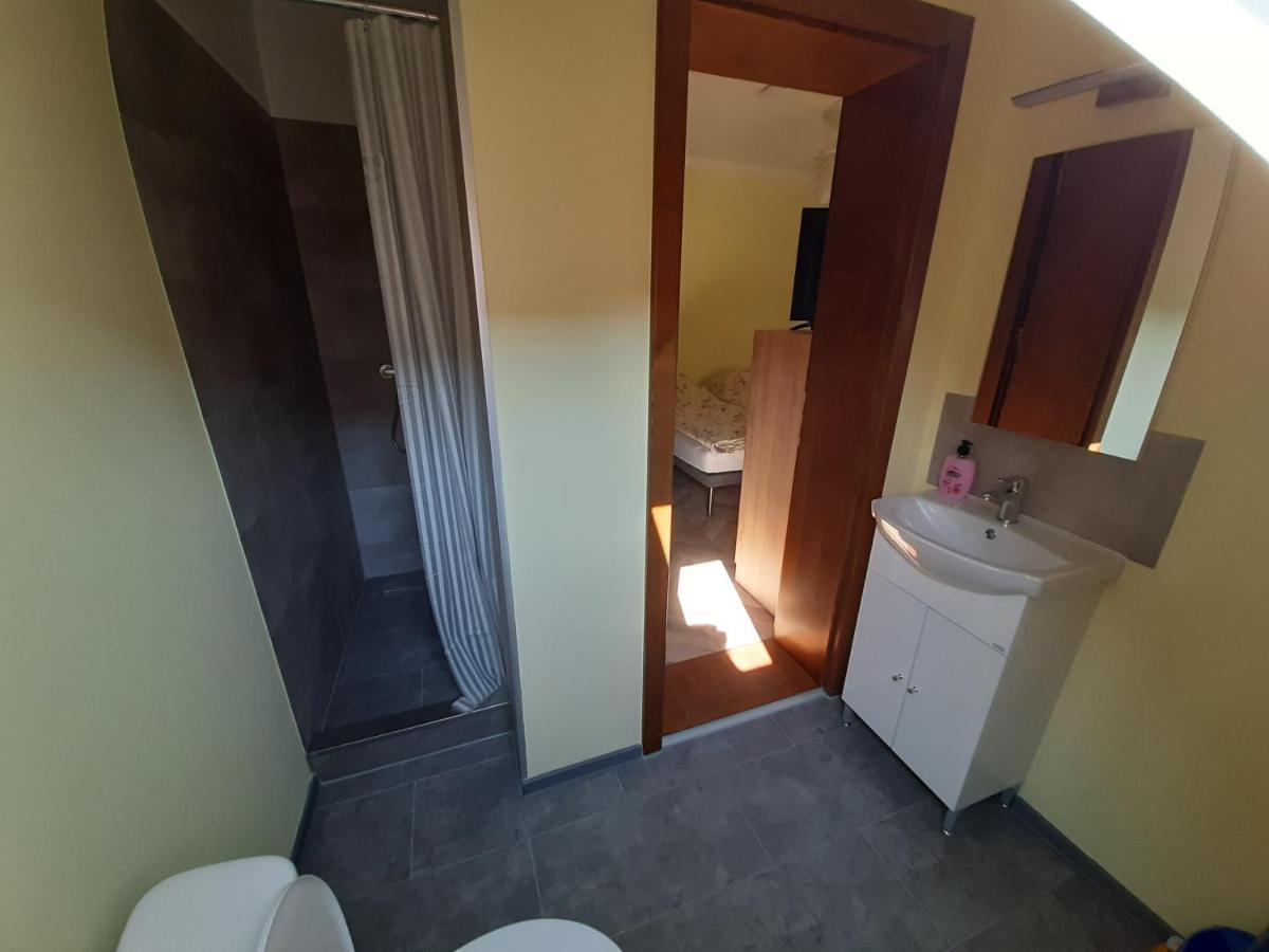 Gyopar Gyoengye Apartmanhaz Orosháza Exteriör bild