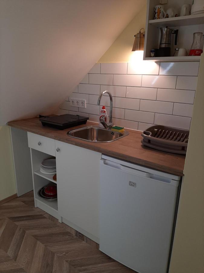 Gyopar Gyoengye Apartmanhaz Orosháza Exteriör bild