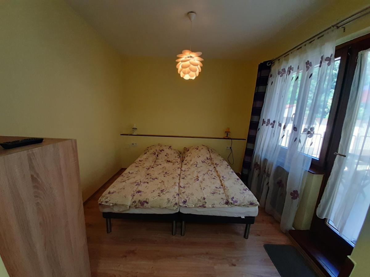 Gyopar Gyoengye Apartmanhaz Orosháza Exteriör bild