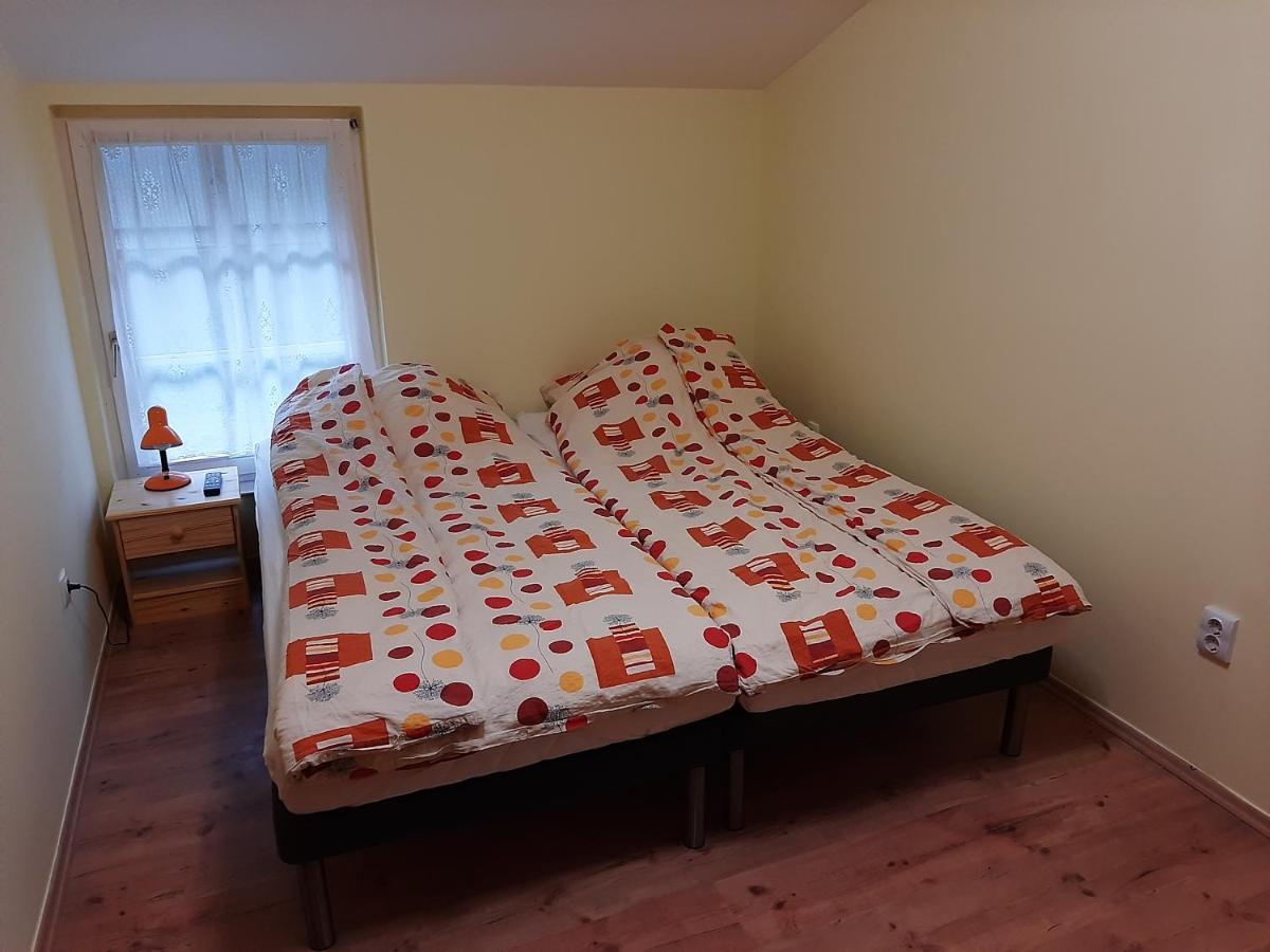 Gyopar Gyoengye Apartmanhaz Orosháza Exteriör bild