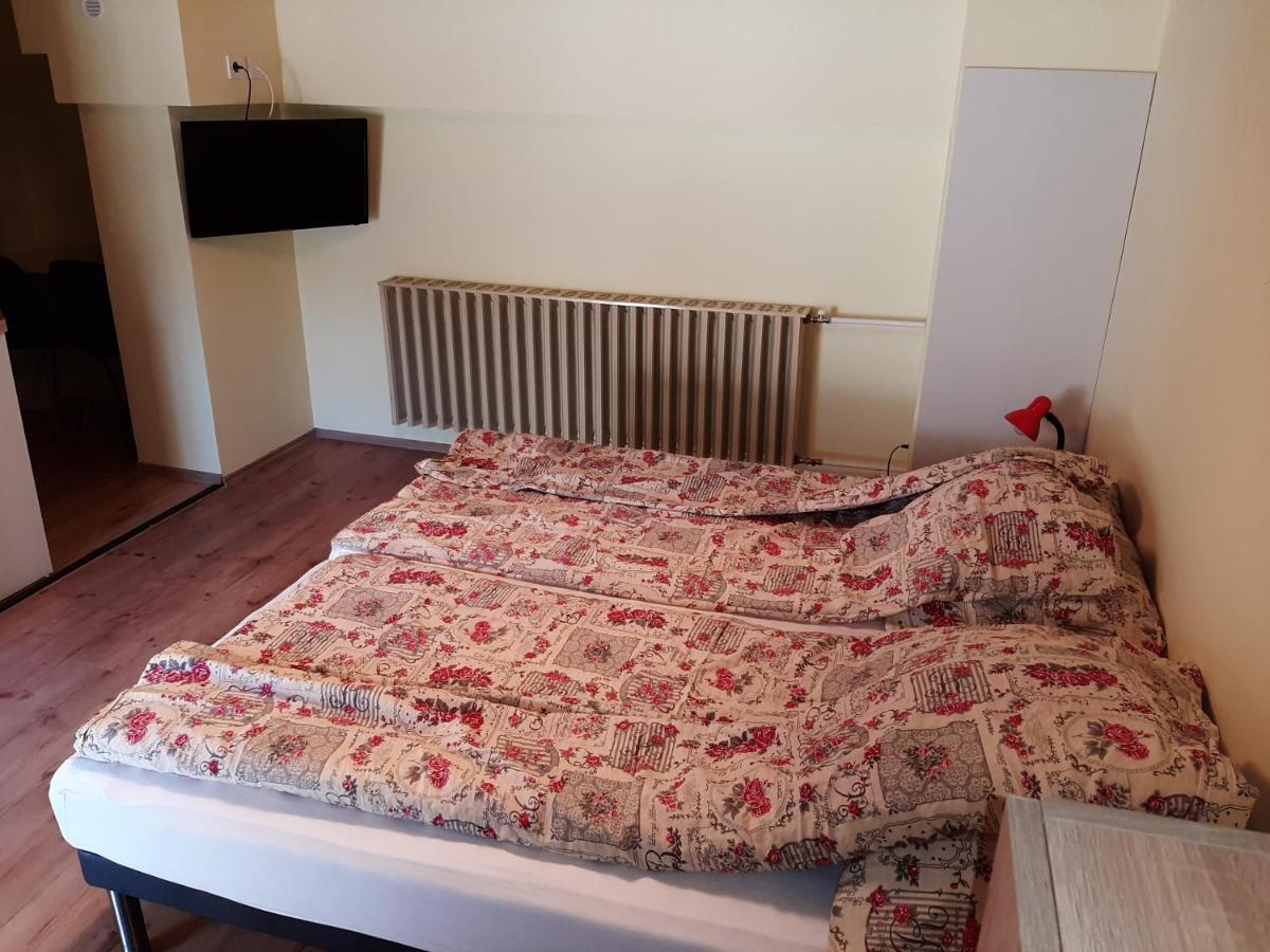 Gyopar Gyoengye Apartmanhaz Orosháza Exteriör bild