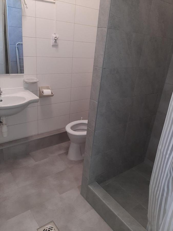Gyopar Gyoengye Apartmanhaz Orosháza Exteriör bild
