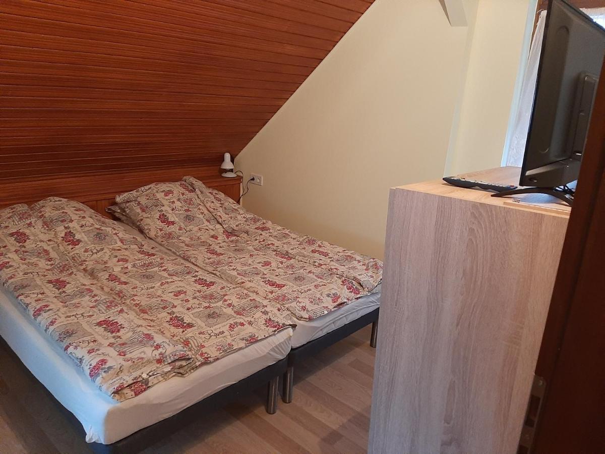 Gyopar Gyoengye Apartmanhaz Orosháza Exteriör bild