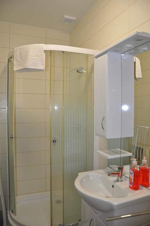 Gyopar Gyoengye Apartmanhaz Orosháza Exteriör bild