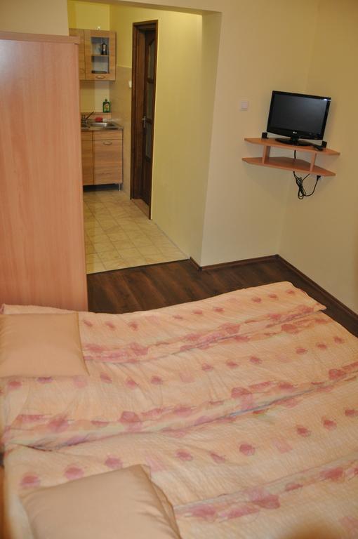 Gyopar Gyoengye Apartmanhaz Orosháza Exteriör bild